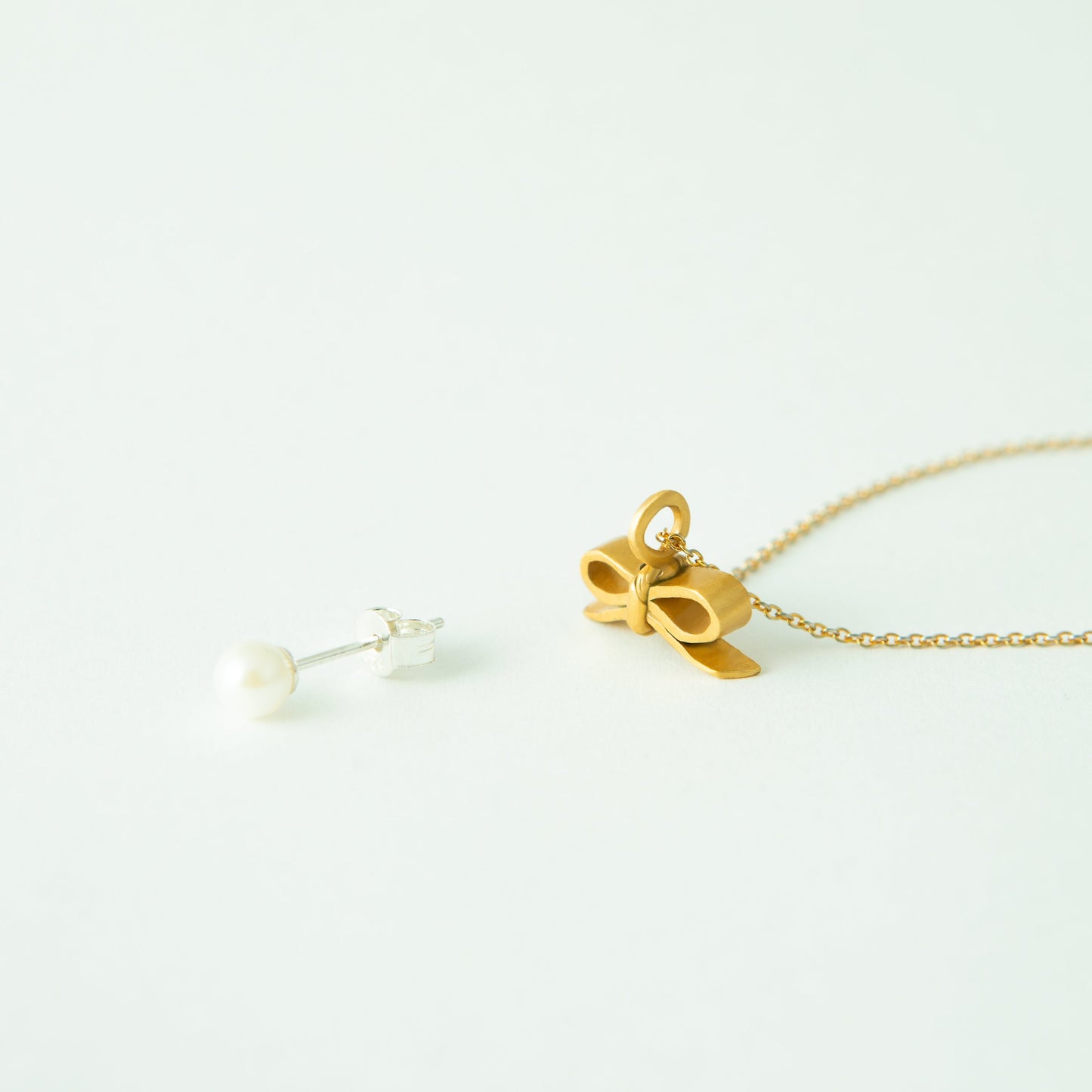 “Through the Ribbon” - Necklace & Pierce〈Gold Series〉