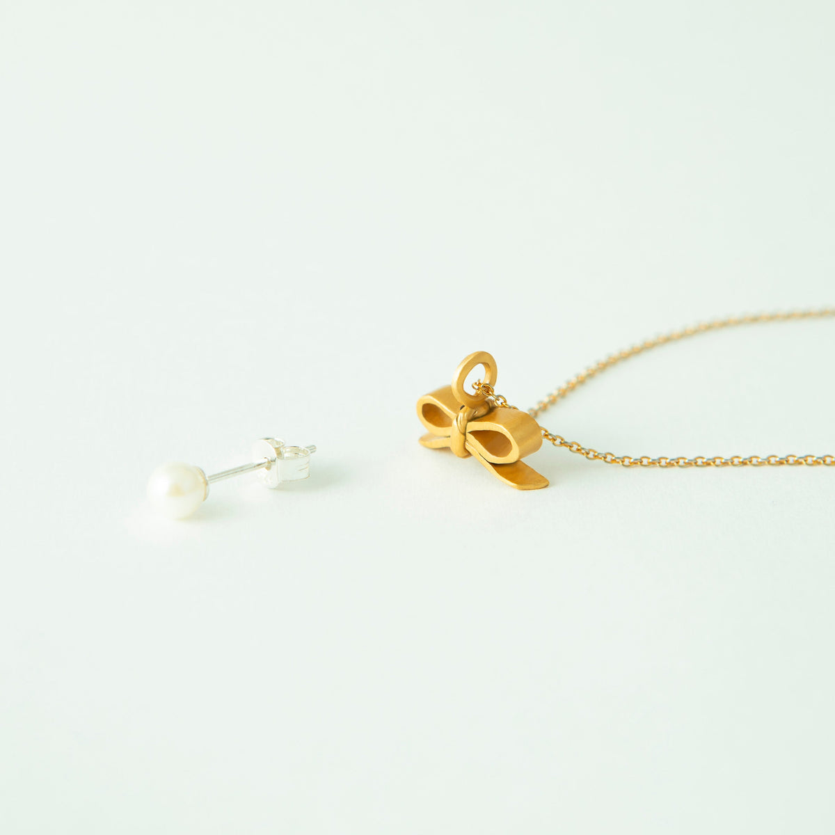 “Through the Ribbon” - Necklace & Pierce〈Gold Series〉